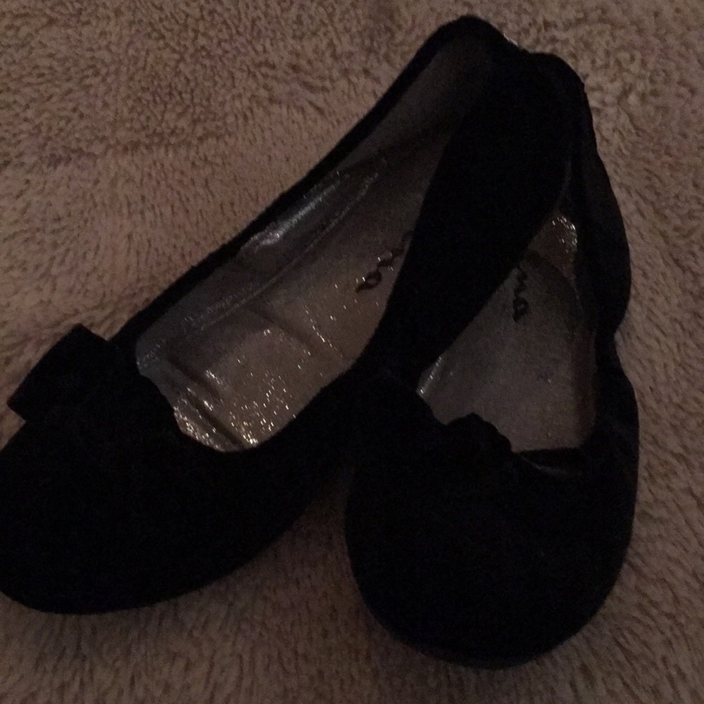 Girls size 4 velvet black ballet flats.